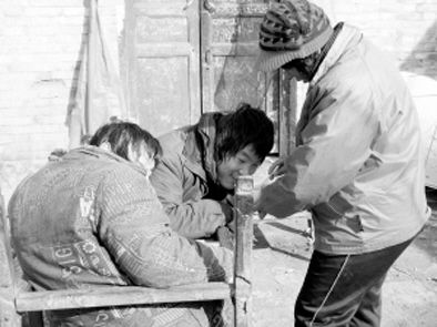 去年年初，武文英和雙胞胎腦癱兒子。圖片來源/《周口晚報(bào)》