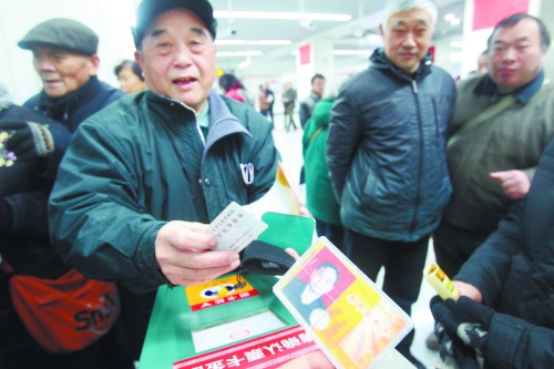 老人帶著多種證件想免費(fèi)乘車(chē)，工作人員稱沒(méi)接到通知拒絕。