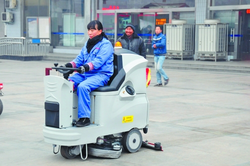 洛陽火車站新購3臺(tái)洗地機(jī)提高保潔作業(yè)效率，成為站前廣場一道風(fēng)景