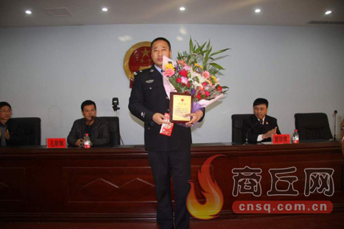 高兵雷是睢陽(yáng)區(qū)檢察院一位檢察干警，在去鄭州捐獻(xiàn)造血干細(xì)胞時(shí)，他所在的單位為他組織了熱烈的歡送儀式
