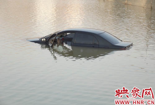 3月10日清晨，一輛黑色轎車(chē)掉入民權(quán)縣東沙河中