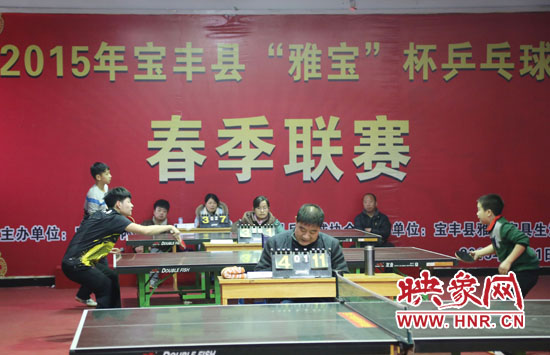 2月22日，河南省寶豐縣兩名乒乓球參賽選手在比賽中激烈角逐。
