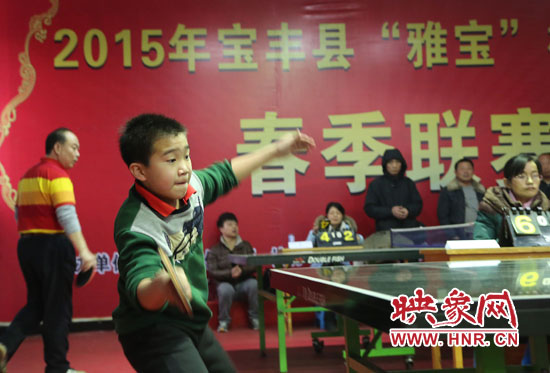 2月22日，乒乓球參賽選手在河南省寶豐陽光青少年俱樂部迎新春乒乓球春季聯(lián)賽，選手在比賽中激烈角逐。