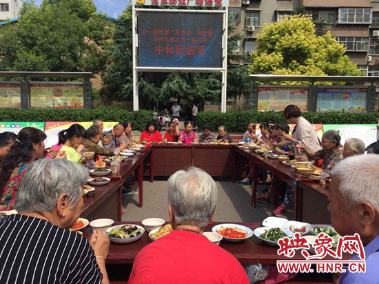 平頂山市衛(wèi)東區(qū)五一路街道五一路社區(qū)廣場(chǎng)上飯菜飄香，一年一度的中秋團(tuán)圓百家宴正在熱鬧開宴。