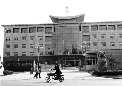 10月29日，河北滄州市獻(xiàn)縣國(guó)稅局。10月底，一些企業(yè)主被叫到國(guó)稅局談“交稅”問(wèn)題。新京報(bào)記者 孟祥超 攝