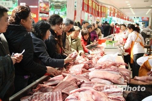 資料圖。1月份CPI等經(jīng)濟數(shù)據(jù)將于今天發(fā)布。多家機構預計，受春節(jié)“錯位”因素及豬肉價格回落影響，1月CPI同比漲幅在1.8%左右。從各機構發(fā)布的報告來看，從2月開始，CPI或將進入新一輪上行周期。