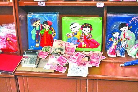 2012年6月21日，在朝鮮羅先特別市的一家商店里，柜臺(tái)上散落著一些人民幣。在朝鮮，人民幣比本國(guó)的貨幣更受歡迎。 CFP供圖