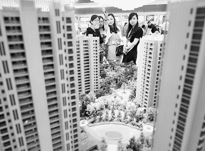 圖為近日，浙江杭州一家房產(chǎn)公司的兩位銷售人員一起向購房者介紹樓盤。新華社記者 王定昶攝