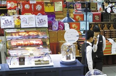 昨日，北京賽特購(gòu)物中心，擺放出售的月餅禮盒，上千元的品種僅5種。新京報(bào)記者 王叔坤 攝