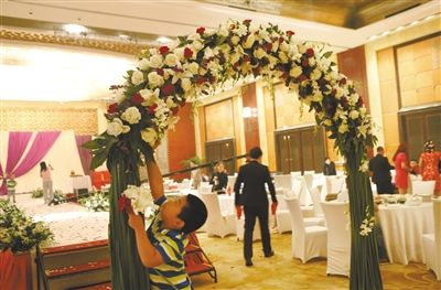 10月5日，北京萬(wàn)達(dá)索菲特酒店，婚宴剛剛結(jié)束。新人介紹，一場(chǎng)婚宴花掉父母20萬(wàn)元。新京報(bào)記者 尹亞飛