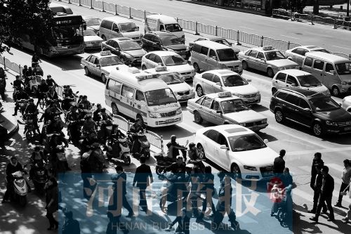 紫荊山路與商城路交叉口，見無車讓行，一輛救護車只好選擇右轉(zhuǎn)車道直行 記者 邱曉峰/攝
