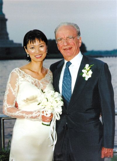 1999年6月，68歲的默多克與30歲的鄧文迪結婚。
