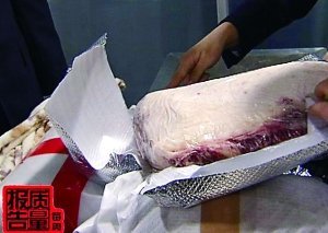 從旅客行李中查獲的走私牛肉。
