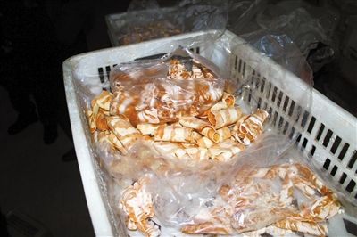 原料加工成“牛肉”產(chǎn)品批發(fā)價(jià)20多元一斤，加工成“羊肉卷”批發(fā)價(jià)為10元一斤。