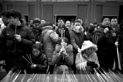 雍和宮，市民在燒香祈福