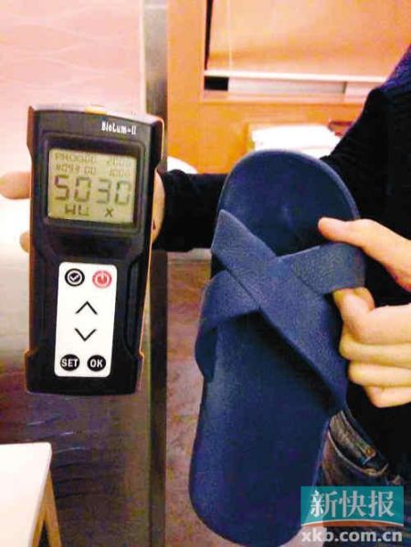 ■記者測(cè)試的嶺南佳園酒店膠拖鞋細(xì)菌總數(shù)高達(dá)5030RLUs。