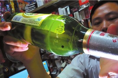 這瓶未開封的燕京啤酒內(nèi)有一顆黑色懸浮物。京華時(shí)報(bào)記者 徐曉帆 攝