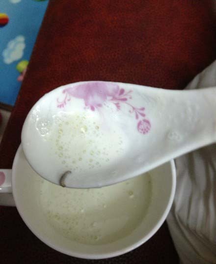 消費者在美贊臣奶粉中吃出蟲子。