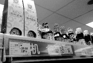 永旺超市里，兒童醬油價格不菲且品種繁多，但買的顧客較少。信息時報記者 郭柯堂 攝