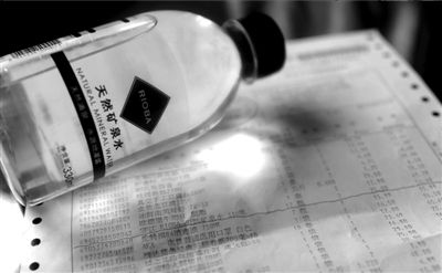 長綠苔的礦泉水和超市購物清單。 京華時報記者 王苡萱 攝