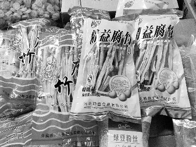 內(nèi)黃腐竹含吊白塊被曝光后，市場上內(nèi)黃產(chǎn)腐竹難覓蹤跡。攤主所售產(chǎn)品大多出自河南許昌和河北保定
