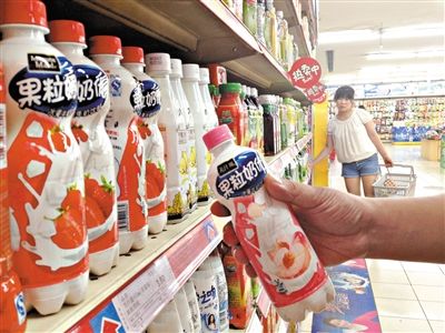 昨日，勁松京客隆超市貨架上，可口可樂果粒奶優(yōu)仍在售。可口可樂公司昨日發(fā)表聲明稱，已使用25公斤可能受到肉毒桿菌污染的乳粉，用于生產(chǎn)個別批次的美汁源果粒奶優(yōu)。新京報記者 韓萌 攝