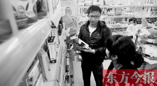 大學生創(chuàng)業(yè)孵化園內，大學生S團實體店的工作人員在向兩個同學推介商品