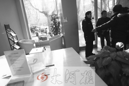 人民路上的這家商店,夜間疑被一男子隔著門縫用長竿偷走一臺(tái)蘋果ipad air。