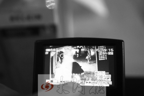 人民路上的這家商店,夜間疑被一男子隔著門縫用長竿偷走一臺(tái)蘋果ipad air。