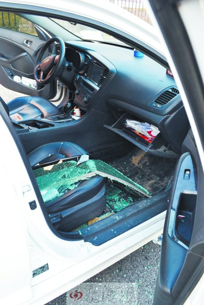 車玻璃被砸碎，車內(nèi)被翻動。