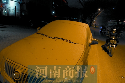 拆遷現(xiàn)場(chǎng)，途經(jīng)的汽車遭了殃，落了厚厚一層灰