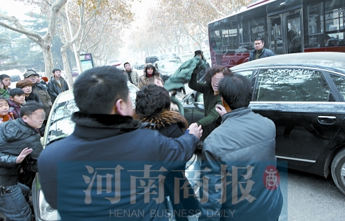 兩名女子廝打在一起，民警上前勸架