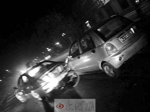撞上出租車QQ才停下，兩車間還夾著一輛自行車。