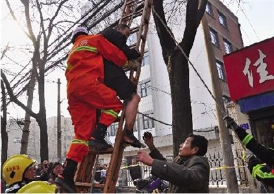 老漢右腿燒傷，樹下扔了一只燒焦的鞋