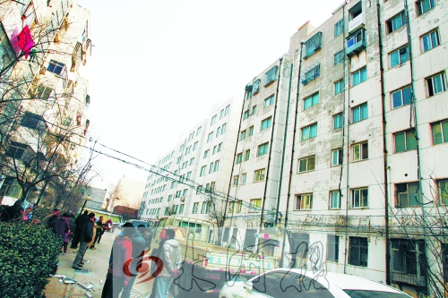 鄭州市瑞達(dá)路啟明村小區(qū)一戶居民家中（紅圈標(biāo)示處），天然氣發(fā)生爆炸。