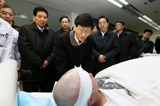 中共中央政治局委員、中央政法委書記孟建柱率工作組2日晨5時(shí)30分抵達(dá)昆明。一下飛機(jī),孟建柱就立即趕往