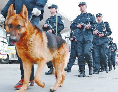牽警犬持微沖，特警在車站巡邏