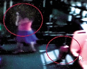 去年10月份的一天，一名女乘客打著電話下了車，包丟在了車上。(翻拍視頻)