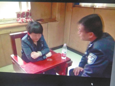 肇事司機李某歸案后，接受警方的訊問。
