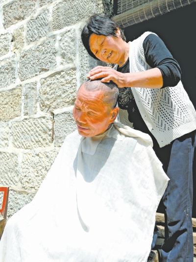 為了照顧兩個(gè)小叔，馬英專(zhuān)門(mén)學(xué)會(huì)了理發(fā)。