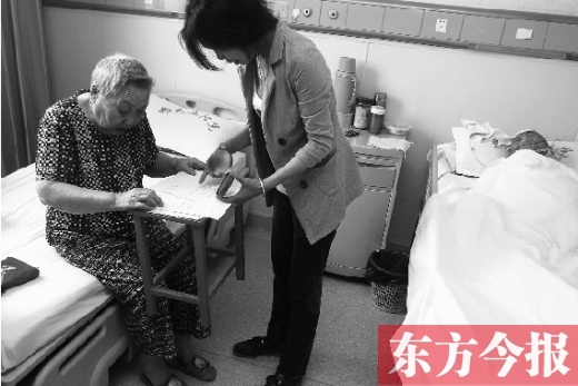 昨日，鄭大五附院二號(hào)樓住院部，馬老太寫(xiě)下委托書(shū)，并簽字摁指印委托女兒代理為昏迷老伴解鎖取錢(qián)
