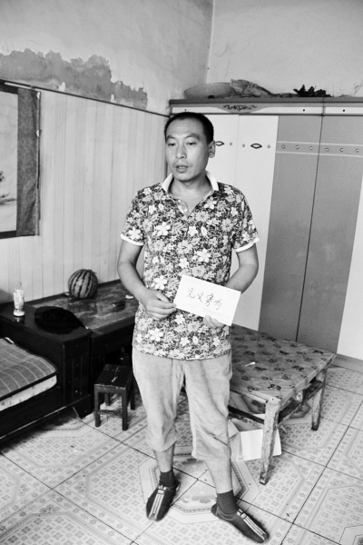 采建新拿的信封里，是南京警方送來的獎金。