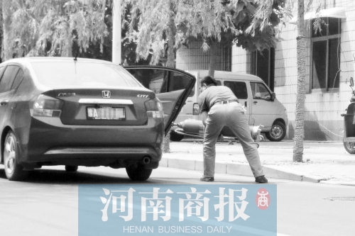 鄭州西區(qū)一氧氣廠門前，有人充氣后，將氧氣瓶裝上私家車運走