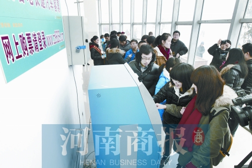 自動售票機安裝在高校內(nèi)，方便了學生購票返鄉(xiāng)