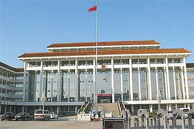 濮陽縣違規(guī)、超標修建的縣委、縣政府辦公樓。新華社發(fā)發(fā)布