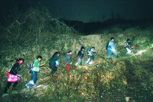 在一些山區(qū),因為學校太遠,孩子們天不亮就得打著手電出發(fā)。L CFP供圖