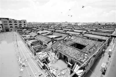 19日，廣東汕頭潮陽區(qū)和平鎮(zhèn)出現(xiàn)水浸現(xiàn)象。連日來，廣東省汕頭市潮陽區(qū)、潮南區(qū)普降暴雨。新華社發(fā)