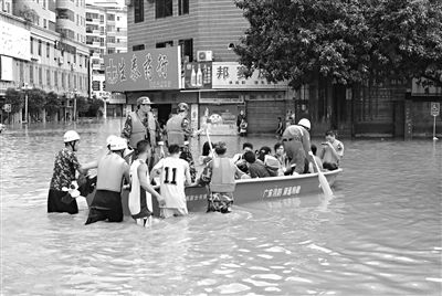 18日，廣東省清遠(yuǎn)市陽山縣縣城,消防官兵合力推動(dòng)沖鋒舟，轉(zhuǎn)移被困學(xué)生。新華社發(fā)