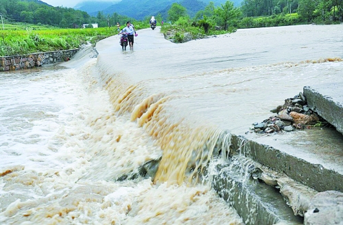 短時(shí)強(qiáng)降雨攜帶泥土、沙石、樹木等造成災(zāi)害