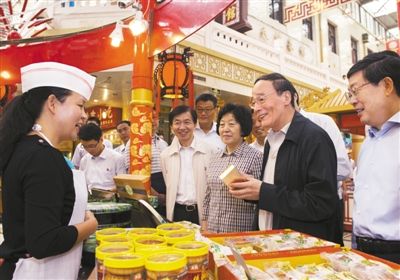 9月6日，王岐山在天津南市食品街調(diào)研，在月餅柜臺前，詢問中央關于中秋國慶嚴禁公款送禮的規(guī)定發(fā)布后的銷售情況。新華社記者 李學仁 攝